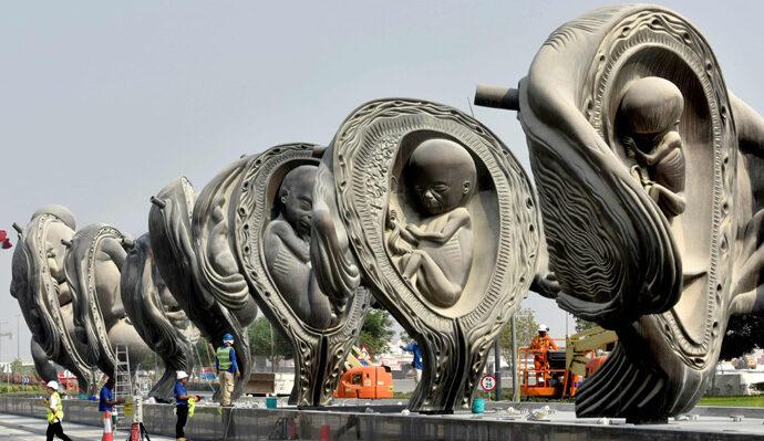Exhibición de 14 esculturas gigantes de fetos causa polémica en Qatar