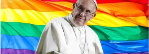 Papa Francisco llama «hipócritas» a quienes se oponen a bendecir a parejas homosexuales