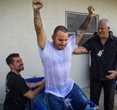 Más de 450 reclusos han aceptado a Cristo y se han bautizado en una cárcel